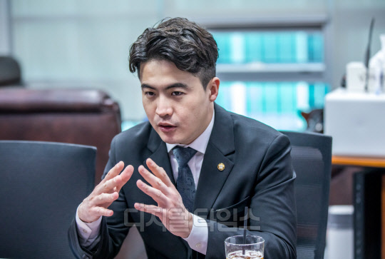 오영환 더불어민주당 의원 인터뷰. 이슬기기자 9904sul@
